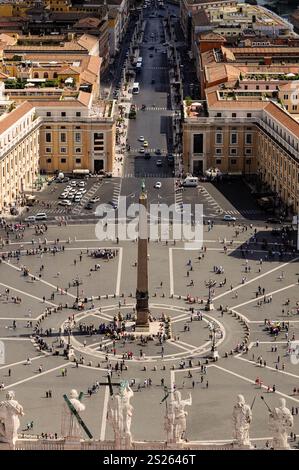 Rome, Lacio, Italie. 16 septembre 2024 : vue aérienne de la place Pierre à Vatican avec touristes et bâtiments architecturaux. Banque D'Images