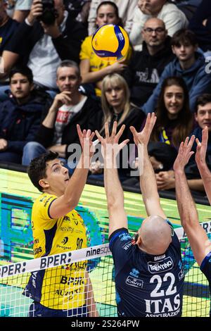 Modène, Italie. 06 janvier 2025. Attaque de Tommaso Rinaldi lors du match de Superligue entre Valsa Group Modène et Trentino au PalaPanini Modène le 06 janvier 2025 à Modène, Italie. Crédit : Agence photo indépendante/Alamy Live News Banque D'Images