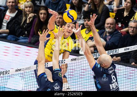 Modène, Italie. 06 janvier 2025. Attaque de Tommaso Rinaldi lors du match de Superligue entre Valsa Group Modène et Trentino au PalaPanini Modène le 06 janvier 2025 à Modène, Italie. Crédit : Agence photo indépendante/Alamy Live News Banque D'Images