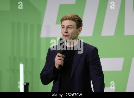 Hier im Bild Bruno Hoenel, Direktkandidat Bundestagswahlkampf 2025, Auftaktveranstaltung der Gruenen Buendnis 90/Die Gruenen mit Kanzlerkandidat Robert Habeck und Bundesaussenministerin Annalena Baerbock in der MUK in Luebeck. Politik, Parteien, Bundestagswahl Luebeck *** ici sur l'image Bruno Hoenel, candidat direct pour la campagne électorale du Bundestag 2025, événement de lancement des Verts Buendnis 90 Die Gruenen avec le candidat chancelier Robert Habeck et la ministre fédérale des Affaires étrangères Annalena Baerbock à la MUK à Luebeck politique, partis, élection du Bundestag Luebeck Banque D'Images