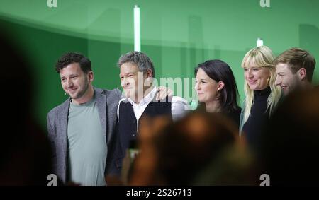 Bundestagswahlkampf 2025, Auftaktveranstaltung der Gruenen Buendnis 90/Die Gruenen mit Kanzlerkandidat Robert Habeck und Bundesaussenministerin Annalena Baerbock in der MUK in Luebeck. Politik, Parteien, Bundestagswahl v.l. Felix Banaszak, Robert Habeck, Annalena Baerbock, Luise Amtsberg und Bruno Hoenel Luebeck *** campagne électorale du Bundestag 2025, événement de lancement des Verts Buendnis 90 Die Gruenen avec le candidat chancelier Robert Habeck et la ministre fédérale des Affaires étrangères Annalena Baerbock au MUK dans la politique, partis, Bundestag élection du Bundestag Felix, Robert Baasak Banque D'Images