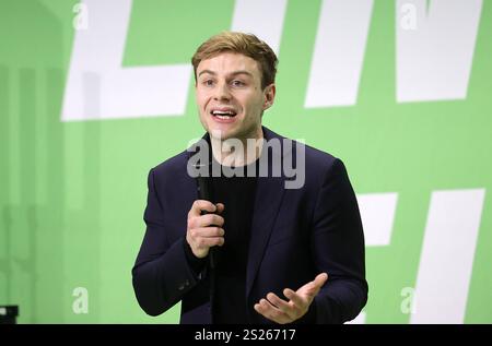 Hier im Bild Bruno Hoenel, Direktkandidat aus Luebeck Bundestagswahlkampf 2025, Auftaktveranstaltung der Gruenen Buendnis 90/Die Gruenen mit Kanzlerkandidat Robert Habeck und Bundesaussenministerin Annalena Baerbock in der MUK in Luebeck. Politik, Parteien, Bundestagswahl Luebeck *** ici dans l'image Bruno Hoenel, candidat direct de la campagne électorale du Bundestag de Luebeck 2025, événement de lancement des Verts Buendnis 90 Die Gruenen avec le candidat chancelier Robert Habeck et la ministre fédérale des Affaires étrangères Annalena Baerbock dans le MUK à Luebeck politique, partis, élection du Bundestag Luebeck Banque D'Images