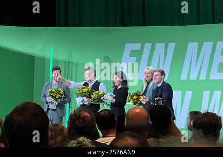 Bundestagswahlkampf 2025, Auftaktveranstaltung der Gruenen Buendnis 90/Die Gruenen mit Kanzlerkandidat Robert Habeck und Bundesaussenministerin Annalena Baerbock in der MUK in Luebeck. Politik, Parteien, Bundestagswahl auf dem Abschlussfoto v.l. Felix Banaszak, Robert Habeck, Annalena Baerbock, Luise Amtsberg unf Bruno Hoenel Luebeck *** campagne électorale du Bundestag 2025, événement de lancement des Verts Buendnis 90 Die Gruenen avec le candidat chancelier Robert Habeck et la ministre fédérale des Affaires étrangères Annalena Baerbock au MUK à Luebeck partis politiques, photo finale de Bundestag Banque D'Images