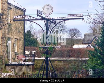 Burley à Wharfedale North Yorkshire neige hiver froid endroit neige installé à l'extérieur automne Noël endroit de glace blanche à l'extérieur de la station météo Banque D'Images