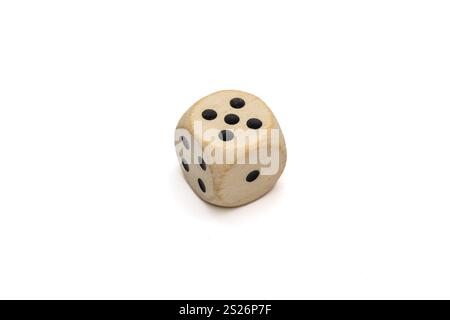 Dés en bois blanc montrant cinq points sur fond blanc Banque D'Images