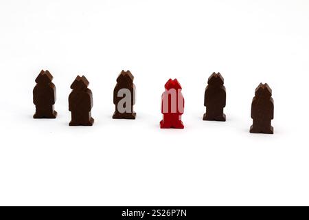 Concept de leadership avec figurines en bois soulignant l'individualité sur fond blanc Banque D'Images