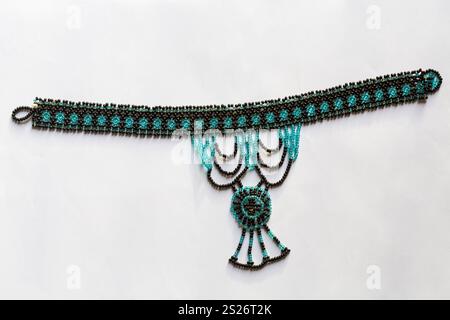 Perles africaines collier de perles isolé sur fond blanc - perle Zulu sur collier sud-africain Banque D'Images