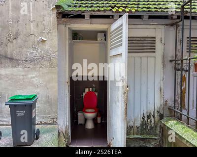 Paris, France, Old French Outhouse, Vintage, toilettes extérieures, immeuble d'appartements Banque D'Images