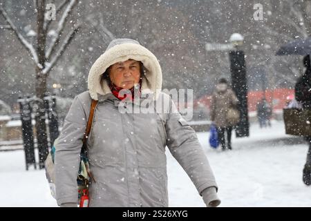 Une femme traverse Union Square Park alors que la neige tombe à New York, New York, le lundi 6 janvier 2025. Une tempête hivernale a recouvert New York et ses environs de neige. (Photo : Gordon Donovan) Banque D'Images