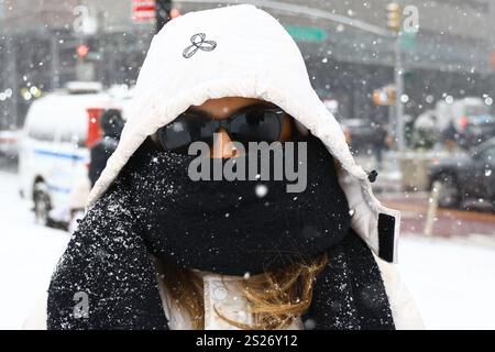 Une femme marche à travers Union Square Park alors que la neige devient lourde à New York, New York, lundi 6 janvier 2025. Une tempête hivernale a recouvert New York et ses environs de neige. (Photo : Gordon Donovan) Banque D'Images