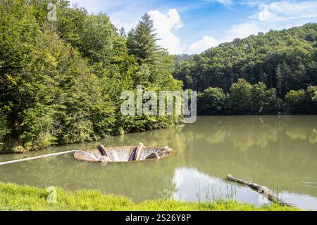 Débordement en forme d'entonnoir au lac Vida. Lac d'accumulation Vida ou lac tourbillonnant à Luncasprie, près de Dobresti, comté de Bihor, Roumanie Banque D'Images