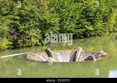 Débordement en forme d'entonnoir au lac Vida. Lac d'accumulation Vida ou lac tourbillonnant à Luncasprie, près de Dobresti, comté de Bihor, Roumanie Banque D'Images