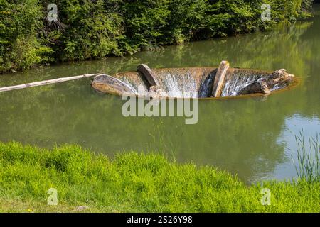 Débordement en forme d'entonnoir au lac Vida. Lac d'accumulation Vida ou lac tourbillonnant à Luncasprie, près de Dobresti, comté de Bihor, Roumanie Banque D'Images