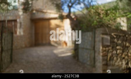 Scène extérieure floue à majorque, avec un chemin de pierre défocalisé menant à une maison rustique avec un effet bokeh et une ambiance naturelle et sereine, avec le Banque D'Images