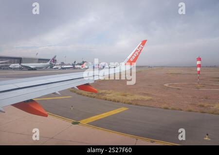 Marrakech, Maroc - 27 décembre 2024 - un avion EasyJet sur la piste de l'aéroport de Marrakech en attente de débarquement. Banque D'Images