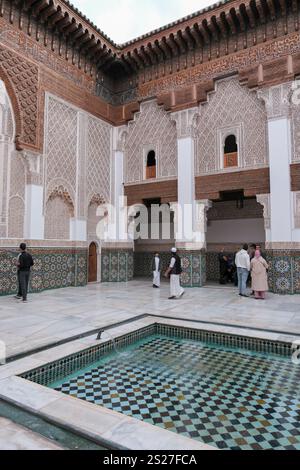 Marrakech, Maroc - 27 déc. 2024 - Ben Youssef Medersa Courtyard à l'école islamique Banque D'Images