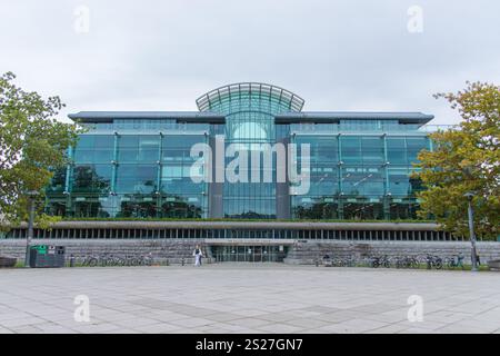 Vancouver, CANADA - sept. 30 2024 : la bibliothèque Walter C. Koerner de l'Université de la Colombie-Britannique, vue directement de face, présente un mode Banque D'Images