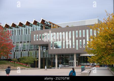 Vancouver, CANADA - sept. 30 2024 : le nid étudiant AMS de l'Université de la Colombie-Britannique présente une architecture moderne, une façade en verre et une façade ouverte Banque D'Images