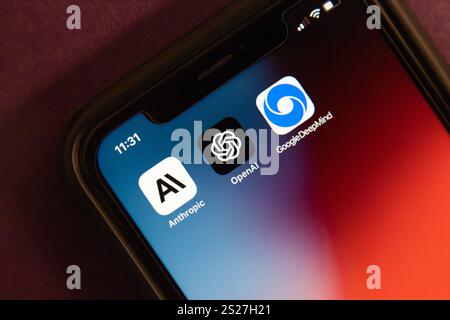 Les icônes Anthropic, OpenAI et Google DeepMind sont affichées sur l'écran d'un iPhone. Une image conceptuelle de trois innovateurs symbolisant l’avenir de l’IA Banque D'Images