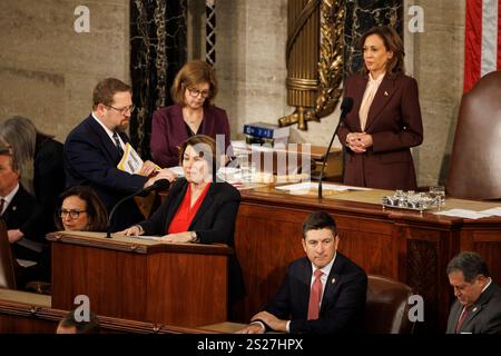 Washington, États-Unis. 06 janvier 2025. La sénatrice Amy Klobuchar (d-mi) est vue lors d'une séance conjointe du Congrès dans la Chambre le lundi 6 janvier 2025. Le Congrès a certifié l'élection présidentielle de 2024 pour le président élu Donald Trump et le vice-président élu JD Vance. (Photo de Aaron Schwartz/Sipa USA) crédit : Sipa USA/Alamy Live News Banque D'Images