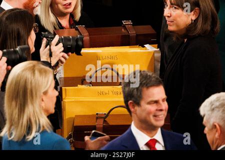 Washington, États-Unis. 06 janvier 2025. Les enveloppes des collèges électoraux contenant les électeurs présidentiels des états de New York et de l'Illinois sont vues lors d'une séance conjointe du Congrès dans la Chambre des députés le lundi 6 janvier 2025. Le Congrès a certifié l'élection présidentielle de 2024 pour le président élu Donald Trump et le vice-président élu JD Vance. (Photo de Aaron Schwartz/Sipa USA) crédit : Sipa USA/Alamy Live News Banque D'Images