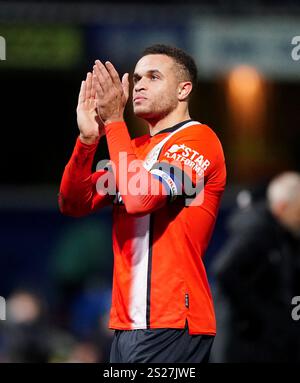 Carlton Morris de Luton Town reconnaît la foule lors du dernier coup de sifflet après le match du Sky Bet Championship au MATRADE Loftus Road Stadium, à Londres. Date de la photo : lundi 6 janvier 2025. Banque D'Images