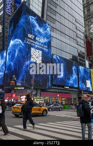 Un écran LED vibrant massif à l'intersection de Seventh Avenue et W. 42nd à Times Square, 2025, New York City, États-Unis Banque D'Images