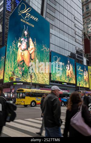 Un écran LED vibrant massif à l'intersection de Seventh Avenue et W. 42nd à Times Square, 2025, New York City, États-Unis Banque D'Images