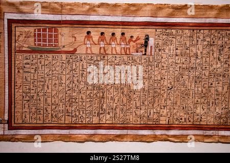 Turin, Italie. 05th Sep, 2024. Un papyrus contenant des formules du Livre des morts est photographié au Musée égyptien de Turin, Italie, le 5 septembre 2024. Le musée, fondé en 1824 et le deuxième plus grand au monde après le Caire, célèbre cette année son 200e anniversaire. (Photo par Emmanuele Contini/NurPhoto) crédit : NurPhoto SRL/Alamy Live News Banque D'Images