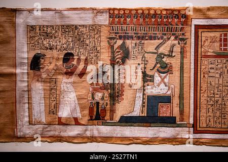 Turin, Italie. 05th Sep, 2024. Un papyrus contenant des formules du Livre des morts est photographié au Musée égyptien de Turin, Italie, le 5 septembre 2024. Le musée, fondé en 1824 et le deuxième plus grand au monde après le Caire, célèbre cette année son 200e anniversaire. (Photo par Emmanuele Contini/NurPhoto) crédit : NurPhoto SRL/Alamy Live News Banque D'Images