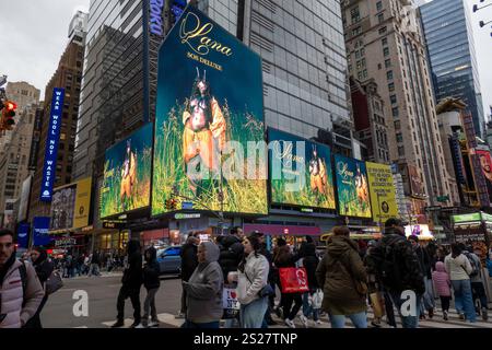 Un écran LED vibrant massif à l'intersection de Seventh Avenue et W. 42nd à Times Square, 2025, New York City, États-Unis Banque D'Images