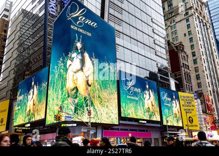 Un écran LED vibrant massif à l'intersection de Seventh Avenue et W. 42nd à Times Square, 2025, New York City, États-Unis Banque D'Images
