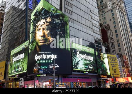 Un écran LED vibrant massif à l'intersection de Seventh Avenue et W. 42nd à Times Square, 2025, New York City, États-Unis Banque D'Images