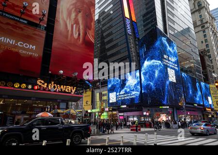 Un écran LED vibrant massif à l'intersection de Seventh Avenue et W. 42nd à Times Square, 2025, New York City, États-Unis Banque D'Images