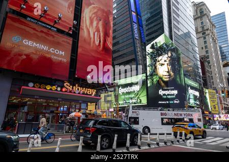 Un écran LED vibrant massif à l'intersection de Seventh Avenue et W. 42nd à Times Square, 2025, New York City, États-Unis Banque D'Images