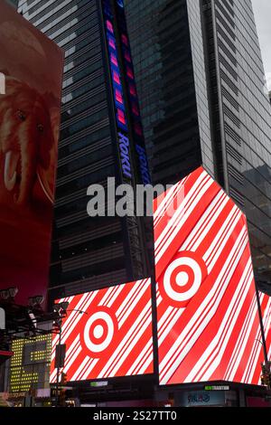 Un écran LED vibrant massif à l'intersection de Seventh Avenue et W. 42nd à Times Square, 2025, New York City, États-Unis Banque D'Images