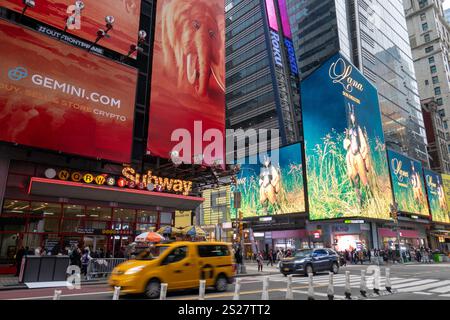 Un écran LED vibrant massif à l'intersection de Seventh Avenue et W. 42nd à Times Square, 2025, New York City, États-Unis Banque D'Images