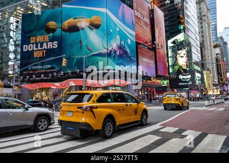 Un écran LED vibrant massif à l'intersection de Seventh Avenue et W. 42nd à Times Square, 2025, New York City, États-Unis Banque D'Images