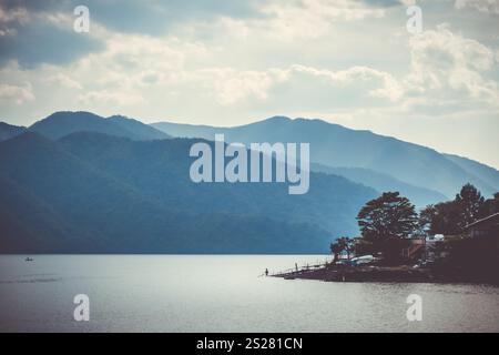 Pêcheur de Chuzenji Lake dans le Parc National de Nikko, Japon Banque D'Images