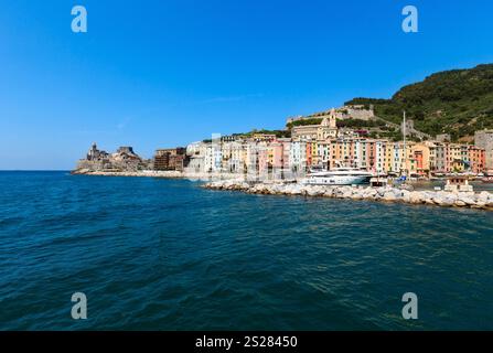 Beau pêcheur de la ville de Portovenere Bay (près de Cinque Terre, Ligurie, Italie). L'esprit du port bateaux et yachts. Les gens sont méconnaissables. Banque D'Images