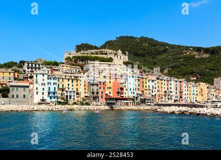 Belle ville médiévale de pêcheurs de Portovenere (site du patrimoine de l'UNESCO) vue de la mer (près de Cinque Terre, Ligurie, Italie). Banque D'Images