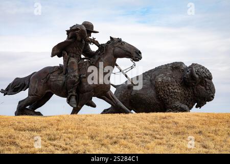 Oakley, Kansas - Une sculpture de Buffalo Bill (William Frederick Cody) sur le tir à cheval d'un buffle au Buffalo Bill Cultural Center. Le sculptu Banque D'Images