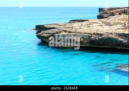 La côte de la mer Adriatique pittoresque Zone archéologique de Roca Vecchia, Salento, Pouilles, Italie Banque D'Images