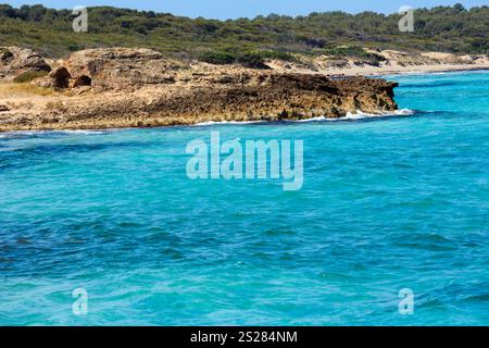 Plage de la mer Ionienne pittoresque Punta della THÉRAPIE de JING près de la ville de Gallipoli dans le Salento, Pouilles, Italie. Banque D'Images