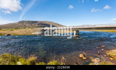 Voyager en Islande - Bruara rivière avec pont à Laugarvatnsvegur road in autumn Banque D'Images