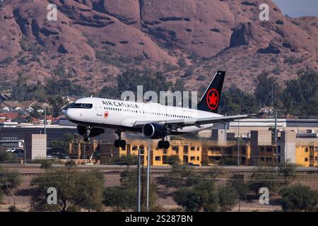 Sky Harbor International Airport 1-4-2025 Phoenix, AZ États-Unis Air Canada Airbus A320 C-FCQX arrivée pour 26 à Sky Harbor Intl. Aéroport. Banque D'Images