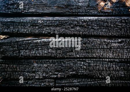 Fond de planches de bois carbonisées brûlées. Banque D'Images