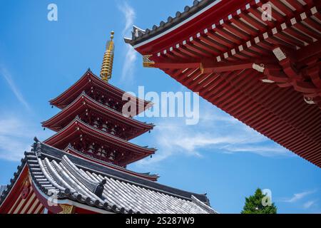 Tokyo, Japon - 15 juin 2024 : Senso-Ji, le plus ancien temple de Tokyo, offre beaucoup de choses à voir, y compris la porte rouge vif de Kaminarimon, une statue du Dieu de T. Banque D'Images