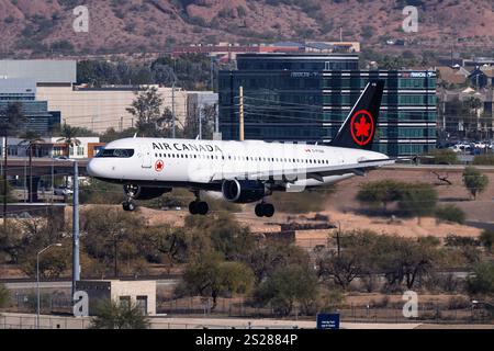 Sky Harbor International Airport 1-4-2025 Phoenix, AZ États-Unis Air Canada Airbus A320 C-FCQX arrivée pour 26 à Sky Harbor Intl. Aéroport. Banque D'Images