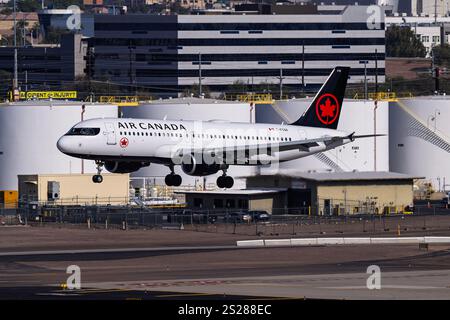 Sky Harbor International Airport 1-4-2025 Phoenix, AZ États-Unis Air Canada Airbus A320 C-FCQX arrivée pour 26 à Sky Harbor Intl. Aéroport. Banque D'Images